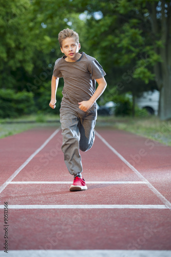 boy trained 100 m run_2