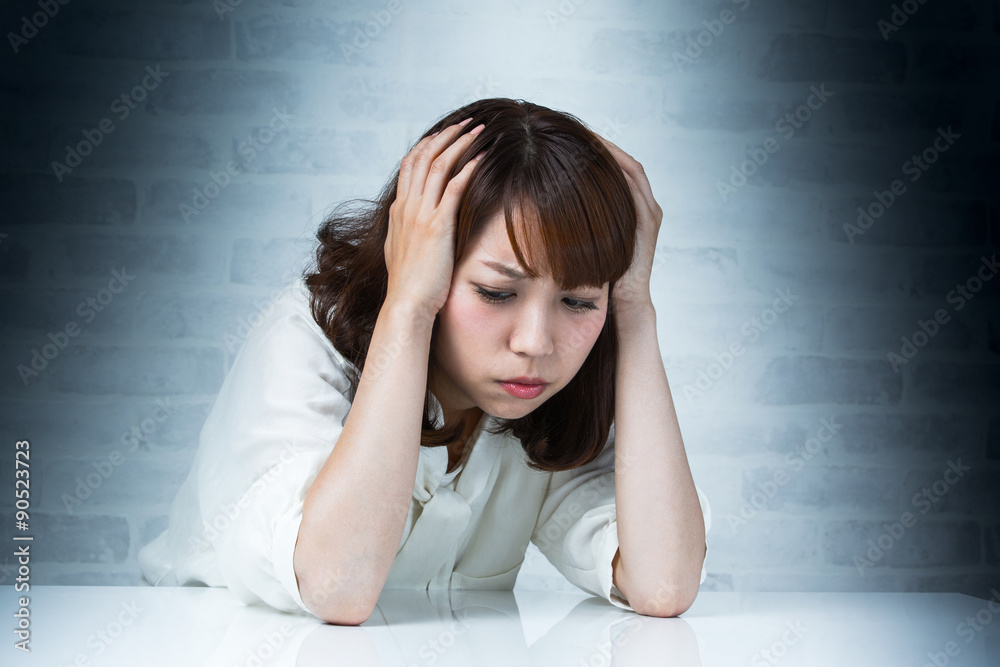 悩む女性 悩む女性