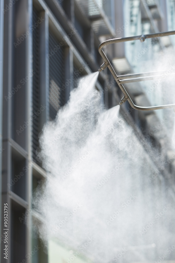 街中に設置されたドライミスト装置 StockFoto Adobe Stock