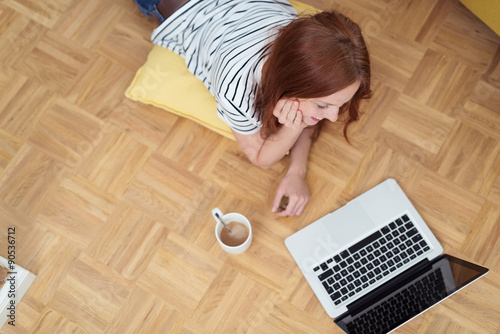 Foto entspannte frau schaut auf ihr notebook