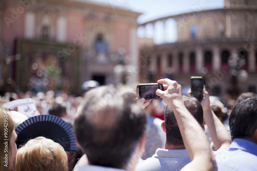 Fotografia Gente grabando con móvil procesión