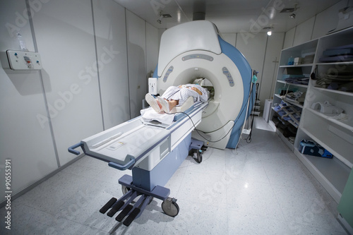 Obraz na płótnie MR scanner in a hospital, with patient being scanned w salonie