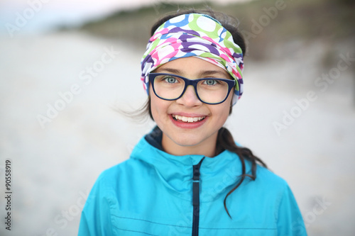 Jesień na plaży.
Portret młodej dziewczyny spacerującej po plaży
