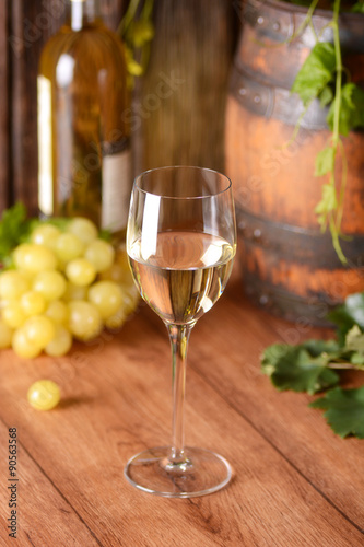 vino bianco nel calice di vetro