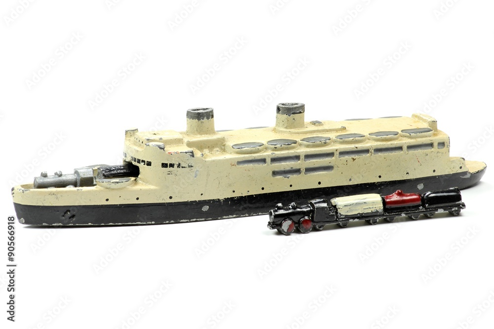 alte Eisenbahnfähre als Modellschiff isoliert auf weißem Hintergrund alte Eisenbahnfähre als Modellschiff isoliert auf weißem Hintergrund