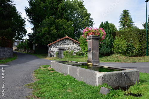 Fototapeta Naklejka Na Ścianę i Meble -  Fontaine et four à pain en Auvergne