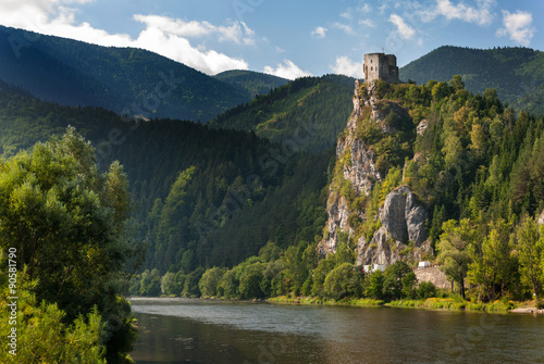 Burg auf dem Felsen - Strecno, Zilina, Slowakei photo