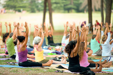 Fototapete Yogaschule Leute, die bei Sonnenuntergang in einem Park Yoga machen  © Alextype