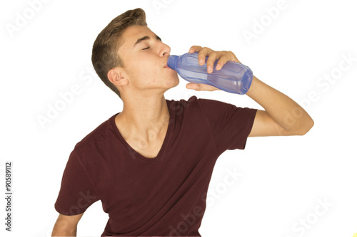 bordo tişörtlü genç erkek su içiyor