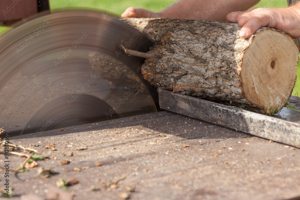 Woodworking with circular saw without protection