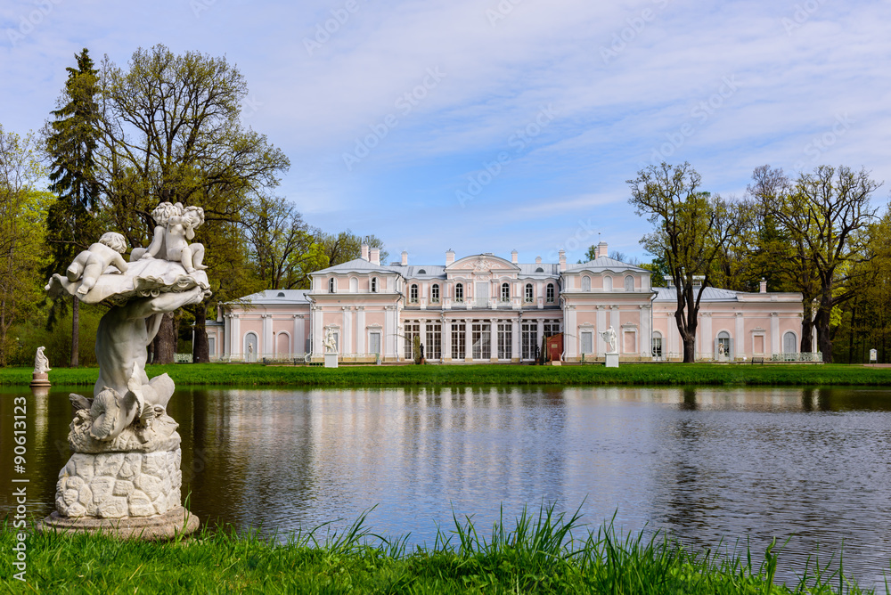 Obraz premium Chinese Palace and the Chinese pond in the Palace and Park ensemble of Oranienbaum, St. Petersburg, Russia.