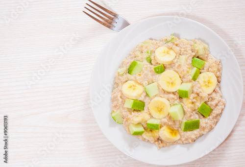 oatmeal with apple and bananas slices