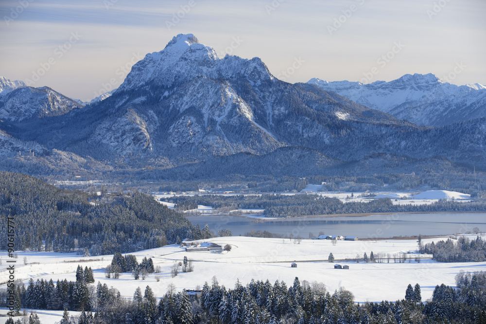 Landschaft in Bayern mit Alpen im Winter