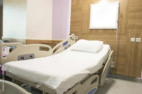 hasta yatağı ve baş ucunda beyaz pano photo