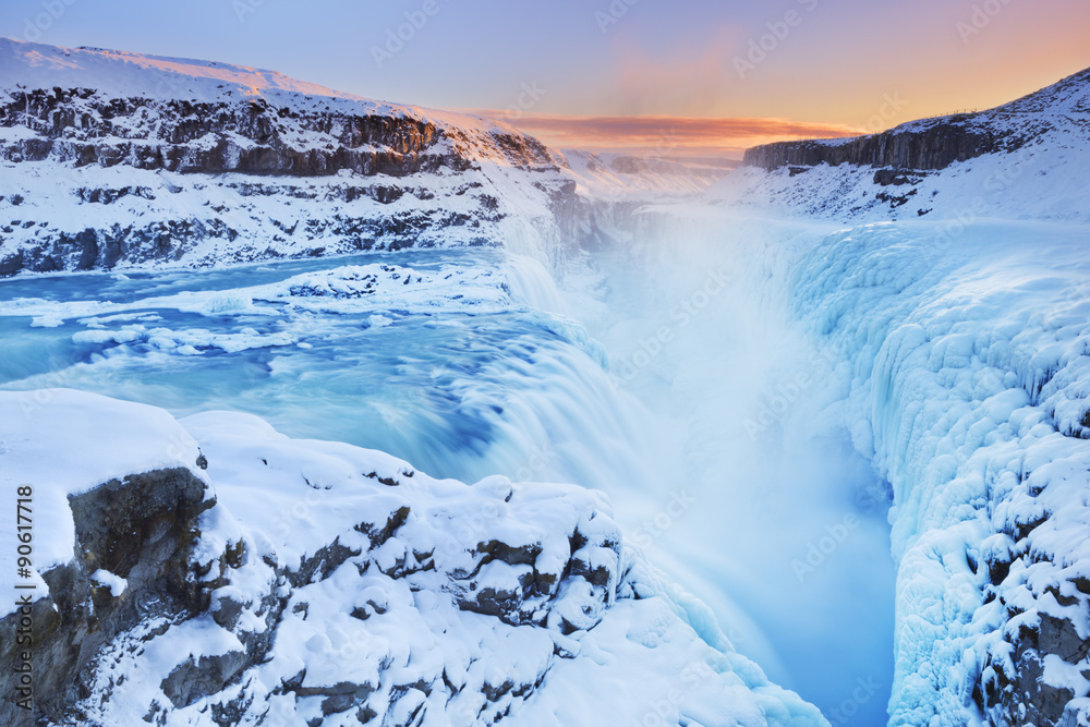 Fototapeta premium Zamarznięty Gullfoss Spada w Iceland w zimie przy zmierzchem