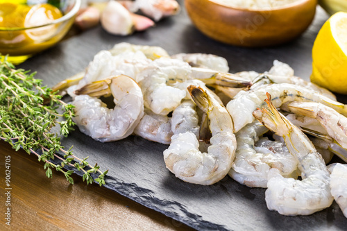 Cuadro en lienzo Raw shrimp
