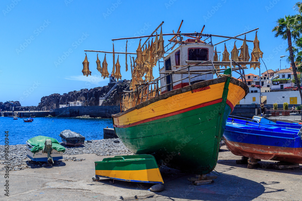 Séchage du poisson sur un bateau à Madère. Séchage du poisson sur un bateau à Madère.