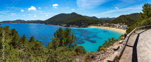 Aussichtspunkt auf traumhafte Bucht auf Ibiza