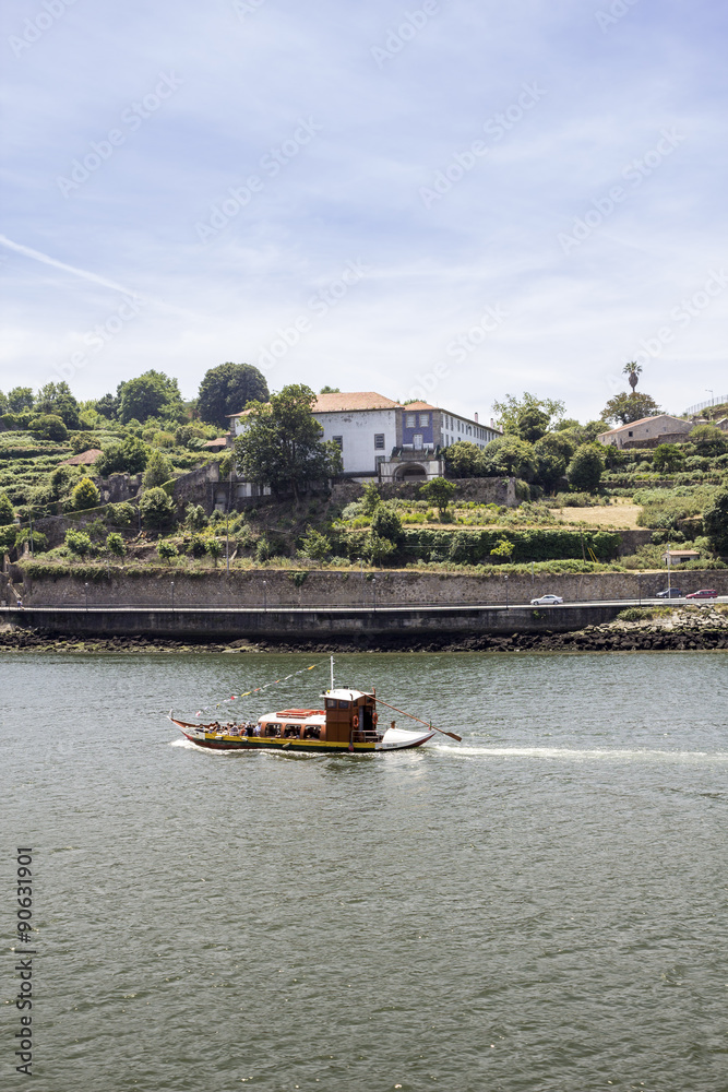 Obraz premium Porto landscape view over Douro River and tradicional Rabelo boats