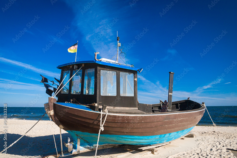 Fischerboote am Strand von Usedom an der Ostsee