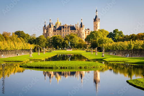 Schweriner Schloss spiegelt sich im See photo