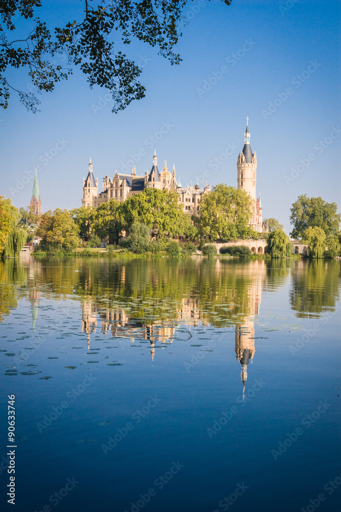 Schweriner Schloss spiegelt sich im See