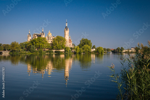 Schweriner Schloss spiegelt sich im See