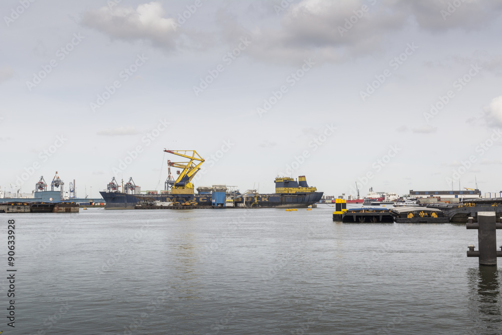 Obraz premium schepen en kranen in haven van Rotterdam