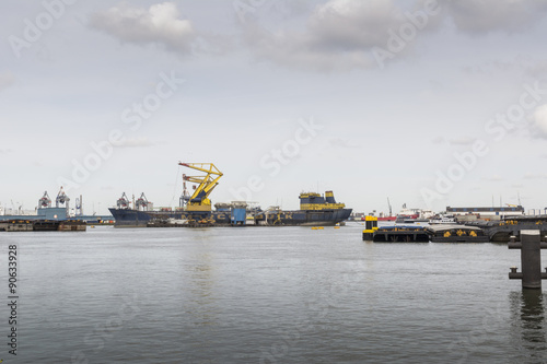 schepen en kranen in haven van Rotterdam