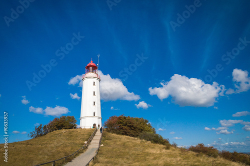 Leuchtturm Dornbusch auf der Insel Hiddensee in blauer Himmel