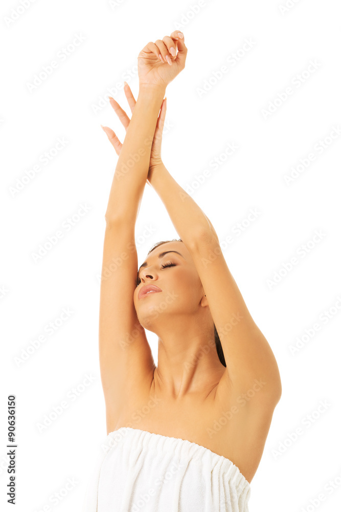 Obraz premium Woman wrapped in towel with arms crossed