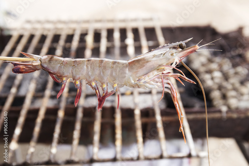 Fotografie close up raw shrimps impale with wood