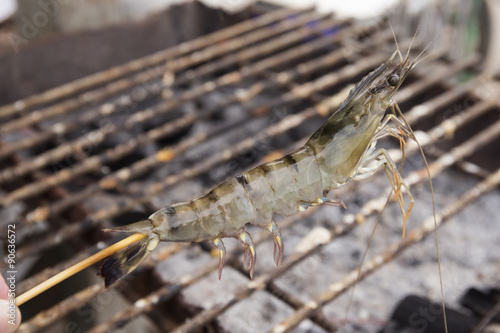 Fotografie close up raw shrimps impale with wood