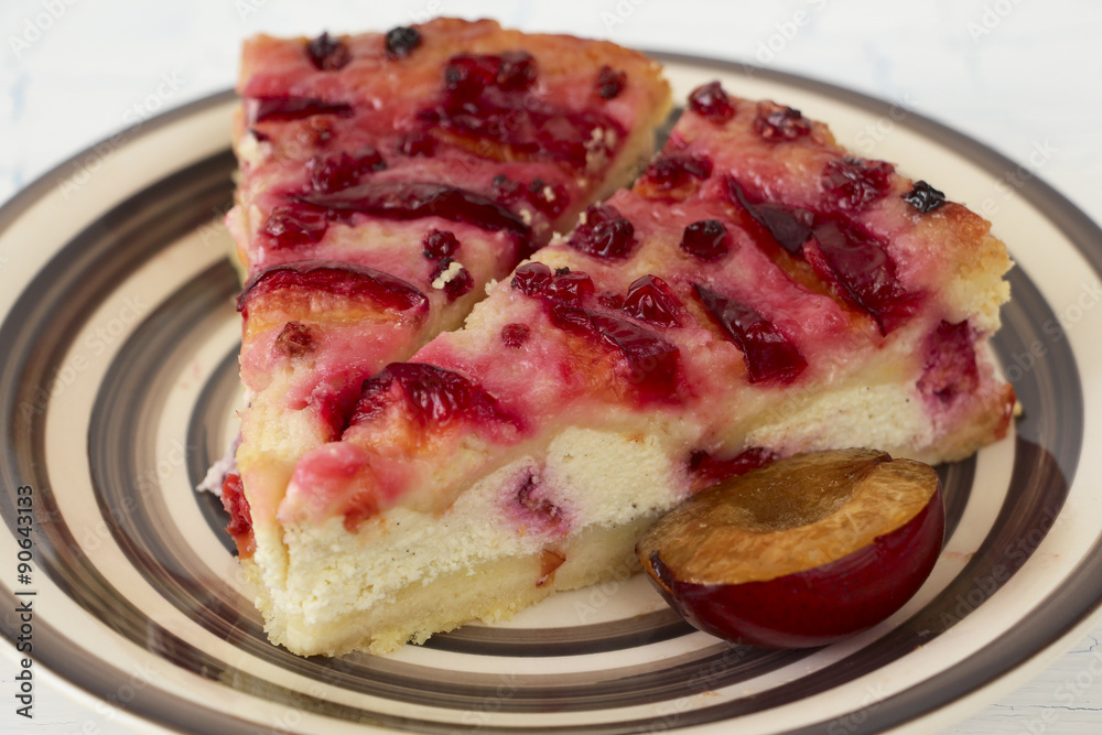 Plum cheesecake pieces and half a plum Plum cheesecake pieces and half a plum
