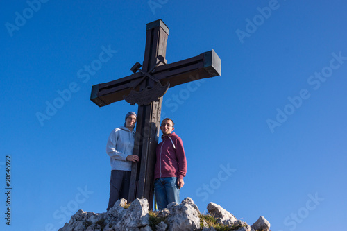 Junges Paar am Berggipfel