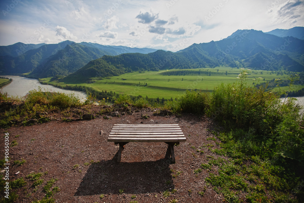скамейка для отдыха в горах