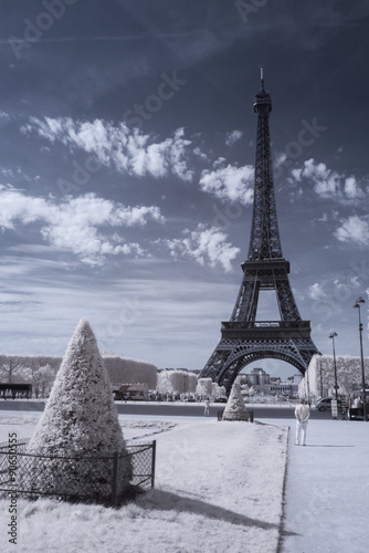 Fototapeta Naklejka Na Ścianę i Meble -  Eiffel tower in infrared
