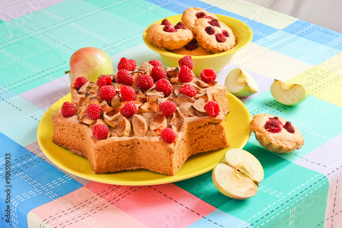 Fotografie Delicious homemade cake with apples and cinnamon star-shaped