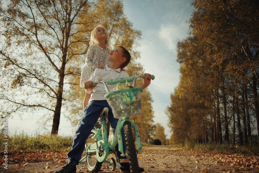 Obraz premium boy playing with a girl in the autumn on the outside