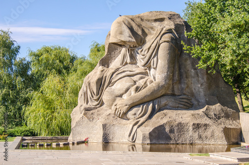 Скульптура "Скорбящая мать!" на фоне храма всех святых мемориального комплекса на Мамаевом кургане в г. Волгоград, скульптор Евгений Вучетич