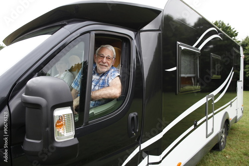 Senioren beim aktiven Campingurlaub im Wohnmobil.