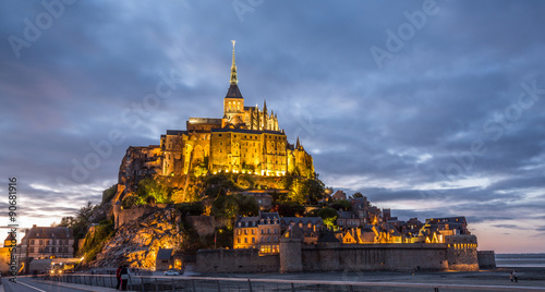 Le Mont-Saint-Michel de nuit #90681916