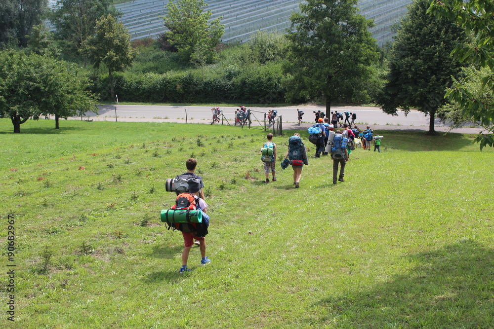 Obraz premium Gruppe von Kindern wandert auf Wiese und auf Straße