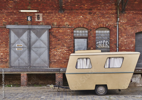 Lagerhaus aus Backstein mit Wohnwagen 