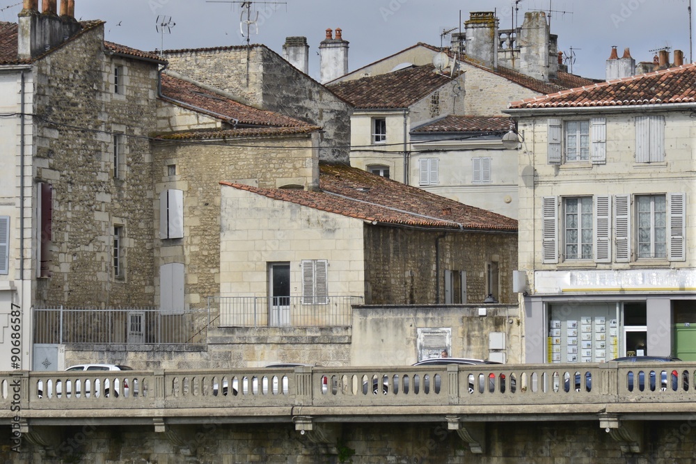 Architecture archaïque le long de la rambarde à Saintes en Charente Architecture archaïque le long de la rambarde à Saintes en Charente