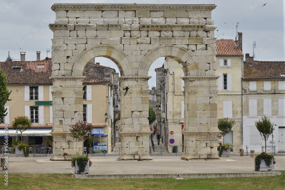 Fototapeta premium Arc de triomphe romain récemment restauré de Saintes en Charente 
