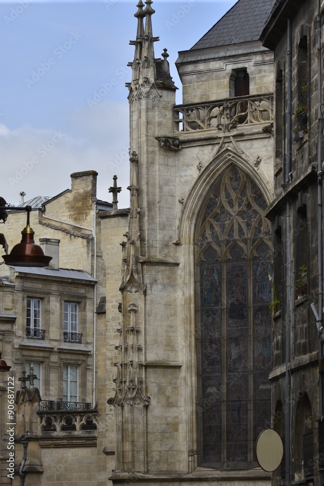 Architecture archaïque autour d'une église gothique à Bordeaux 