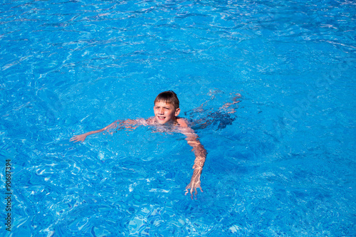 Junge schwimmt im Pool
