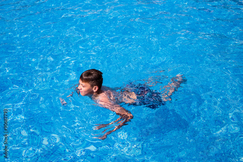 Junge im Pool © ajlatan