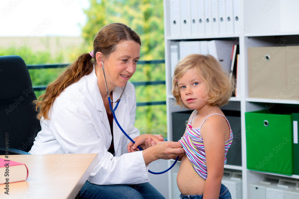 Obraz premium female pediatrician in white lab coat examined little patient